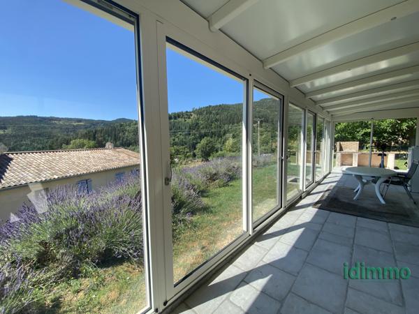 Maison de plain-pied conçue pour personne à mobilité réduite avec véranda d'exception sur un terrain de 1700 m Vanosc (07690)