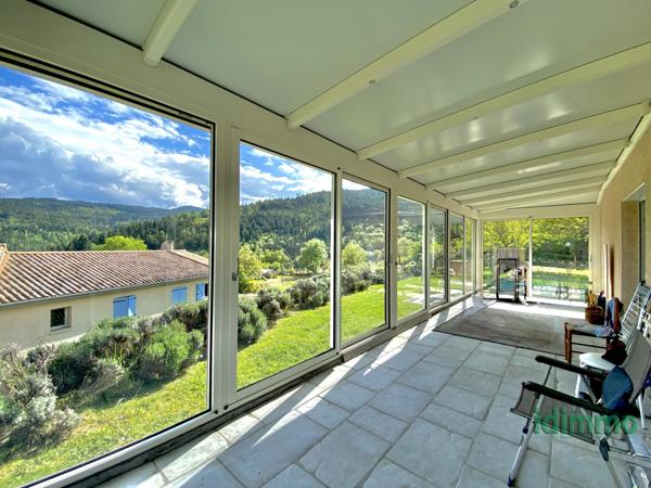 Maison de plain-pied conçue pour personne à mobilité réduite avec véranda d'exception sur un terrain de 1700 m Vanosc (07690)