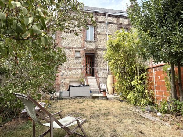 Visite vidéo disponible sur
- ma chaîne YT : Grégory Talbot IMMOBILIER (playlist : Visites filmées)
- FB : Grégory Talbot Immobilier (album : Visites vidéo)
- et sur mon IG : L'immobilier en Normandie (onglet : Réels)

Sur la commune de Sotteville-lès-Rouen 76300, 
À deux pas de la Place Voltaire et toutes ses commodités (commerces de proximité, école, transport, métro...), 
À quelques petites minutes de Rouen, 

Découvrez cette maison de ville vous offrant : 
- au rez-de-chaussée : grande entrée séparée comminuquante avec le jardin, séjour, cuisine meublée; 
- au premier étage : salle de douche avec wc, une chambre, un bureau ou chambre bébé / enfant; 
- au second : salle de douche avec wc, une seconde chambre, un second bureau ou chambre bébé / enfant. 

Profitez d'une grande cave mais surtout d'un beau jardin, rare en centre-ville ! 

Côté prestations : alarme fonctionnelle sur les deux portes de l'entrée, double vitrage pvc, chaudière à condensation, cuve à eau enterrée avec pompe... 

Ne tardez pas !