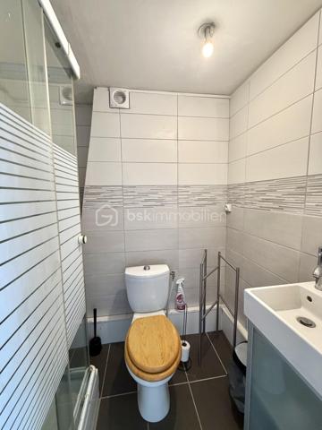 Visite vidéo disponible sur
- ma chaîne YT : Grégory Talbot IMMOBILIER (playlist : Visites filmées)
- FB : Grégory Talbot Immobilier (album : Visites vidéo)
- et sur mon IG : L'immobilier en Normandie (onglet : Réels)

Sur la commune de Sotteville-lès-Rouen 76300, 
À deux pas de la Place Voltaire et toutes ses commodités (commerces de proximité, école, transport, métro...), 
À quelques petites minutes de Rouen, 

Découvrez cette maison de ville vous offrant : 
- au rez-de-chaussée : grande entrée séparée comminuquante avec le jardin, séjour, cuisine meublée; 
- au premier étage : salle de douche avec wc, une chambre, un bureau ou chambre bébé / enfant; 
- au second : salle de douche avec wc, une seconde chambre, un second bureau ou chambre bébé / enfant. 

Profitez d'une grande cave mais surtout d'un beau jardin, rare en centre-ville ! 

Côté prestations : alarme fonctionnelle sur les deux portes de l'entrée, double vitrage pvc, chaudière à condensation, cuve à eau enterrée avec pompe... 

Ne tardez pas !