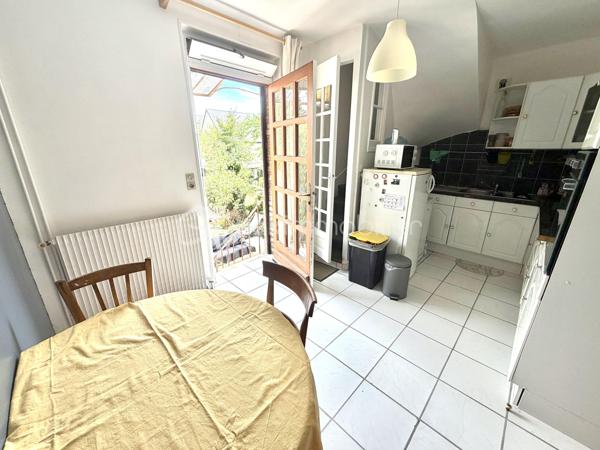 Visite vidéo disponible sur
- ma chaîne YT : Grégory Talbot IMMOBILIER (playlist : Visites filmées)
- FB : Grégory Talbot Immobilier (album : Visites vidéo)
- et sur mon IG : L'immobilier en Normandie (onglet : Réels)

Sur la commune de Sotteville-lès-Rouen 76300, 
À deux pas de la Place Voltaire et toutes ses commodités (commerces de proximité, école, transport, métro...), 
À quelques petites minutes de Rouen, 

Découvrez cette maison de ville vous offrant : 
- au rez-de-chaussée : grande entrée séparée comminuquante avec le jardin, séjour, cuisine meublée; 
- au premier étage : salle de douche avec wc, une chambre, un bureau ou chambre bébé / enfant; 
- au second : salle de douche avec wc, une seconde chambre, un second bureau ou chambre bébé / enfant. 

Profitez d'une grande cave mais surtout d'un beau jardin, rare en centre-ville ! 

Côté prestations : alarme fonctionnelle sur les deux portes de l'entrée, double vitrage pvc, chaudière à condensation, cuve à eau enterrée avec pompe... 

Ne tardez pas !
