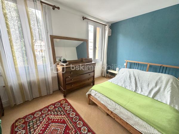 Visite vidéo disponible sur
- ma chaîne YT : Grégory Talbot IMMOBILIER (playlist : Visites filmées)
- FB : Grégory Talbot Immobilier (album : Visites vidéo)
- et sur mon IG : L'immobilier en Normandie (onglet : Réels)

Sur la commune de Sotteville-lès-Rouen 76300, 
À deux pas de la Place Voltaire et toutes ses commodités (commerces de proximité, école, transport, métro...), 
À quelques petites minutes de Rouen, 

Découvrez cette maison de ville vous offrant : 
- au rez-de-chaussée : grande entrée séparée comminuquante avec le jardin, séjour, cuisine meublée; 
- au premier étage : salle de douche avec wc, une chambre, un bureau ou chambre bébé / enfant; 
- au second : salle de douche avec wc, une seconde chambre, un second bureau ou chambre bébé / enfant. 

Profitez d'une grande cave mais surtout d'un beau jardin, rare en centre-ville ! 

Côté prestations : alarme fonctionnelle sur les deux portes de l'entrée, double vitrage pvc, chaudière à condensation, cuve à eau enterrée avec pompe... 

Ne tardez pas !