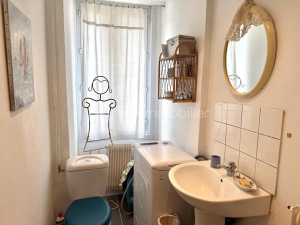 Visite vidéo disponible sur
- ma chaîne YT : Grégory Talbot IMMOBILIER (playlist : Visites filmées)
- FB : Grégory Talbot Immobilier (album : Visites vidéo)
- et sur mon IG : L'immobilier en Normandie (onglet : Réels)

Sur la commune de Sotteville-lès-Rouen 76300, 
À deux pas de la Place Voltaire et toutes ses commodités (commerces de proximité, école, transport, métro...), 
À quelques petites minutes de Rouen, 

Découvrez cette maison de ville vous offrant : 
- au rez-de-chaussée : grande entrée séparée comminuquante avec le jardin, séjour, cuisine meublée; 
- au premier étage : salle de douche avec wc, une chambre, un bureau ou chambre bébé / enfant; 
- au second : salle de douche avec wc, une seconde chambre, un second bureau ou chambre bébé / enfant. 

Profitez d'une grande cave mais surtout d'un beau jardin, rare en centre-ville ! 

Côté prestations : alarme fonctionnelle sur les deux portes de l'entrée, double vitrage pvc, chaudière à condensation, cuve à eau enterrée avec pompe... 

Ne tardez pas !