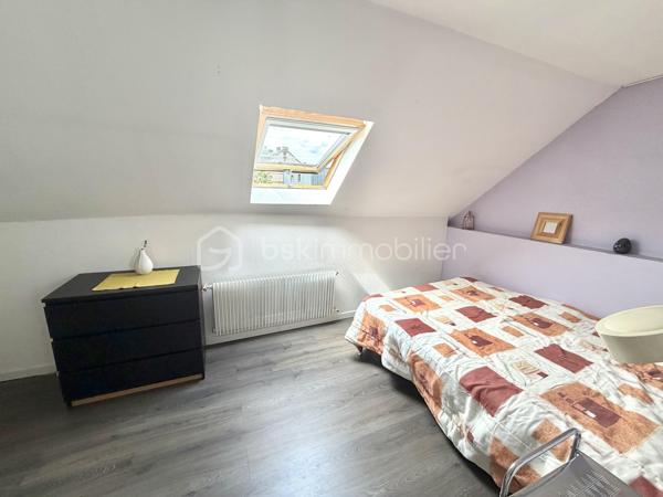 Visite vidéo disponible sur
- ma chaîne YT : Grégory Talbot IMMOBILIER (playlist : Visites filmées)
- FB : Grégory Talbot Immobilier (album : Visites vidéo)
- et sur mon IG : L'immobilier en Normandie (onglet : Réels)

Sur la commune de Sotteville-lès-Rouen 76300, 
À deux pas de la Place Voltaire et toutes ses commodités (commerces de proximité, école, transport, métro...), 
À quelques petites minutes de Rouen, 

Découvrez cette maison de ville vous offrant : 
- au rez-de-chaussée : grande entrée séparée comminuquante avec le jardin, séjour, cuisine meublée; 
- au premier étage : salle de douche avec wc, une chambre, un bureau ou chambre bébé / enfant; 
- au second : salle de douche avec wc, une seconde chambre, un second bureau ou chambre bébé / enfant. 

Profitez d'une grande cave mais surtout d'un beau jardin, rare en centre-ville ! 

Côté prestations : alarme fonctionnelle sur les deux portes de l'entrée, double vitrage pvc, chaudière à condensation, cuve à eau enterrée avec pompe... 

Ne tardez pas !