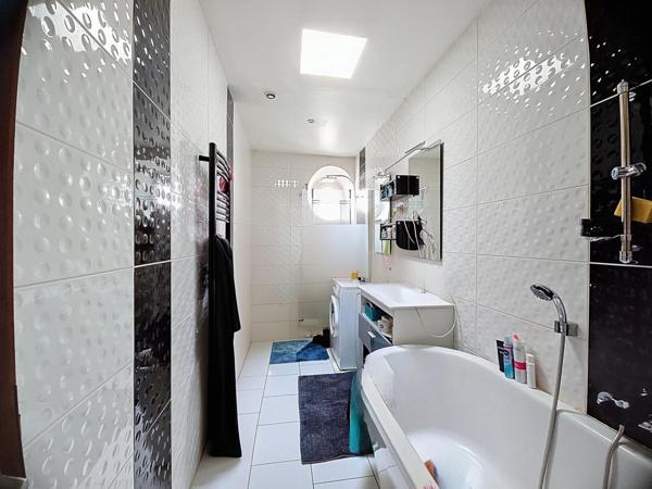 Maison de ville située à proximité des commerces