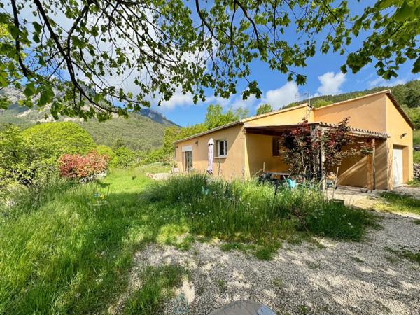 Castellane, proche du village  Maison de plain-pied de 70 m² sur 3 960 m² de terrain arboré, au calme et en pleine nature.
