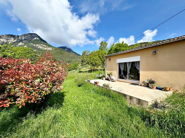 Castellane, proche du village  Maison de plain-pied de 70 m² sur 3 960 m² de terrain arboré, au calme et en pleine nature.
