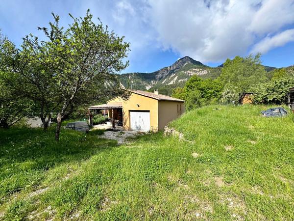 Castellane, proche du village  Maison de plain-pied de 70 m² sur 3 960 m² de terrain arboré, au calme et en pleine nature.