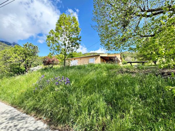Castellane, proche du village  Maison de plain-pied de 70 m² sur 3 960 m² de terrain arboré, au calme et en pleine nature.