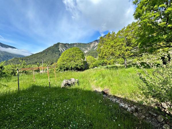 Castellane, proche du village  Maison de plain-pied de 70 m² sur 3 960 m² de terrain arboré, au calme et en pleine nature.