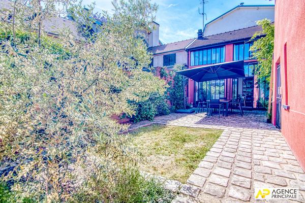 La Celle Saint-Cloud Les Gressets Maison 9 pièces 219m² habitables (310m² au sol ) sur parcelle de 680 m² avec garage et piscine 1 450 000 € **  - Référence  28160