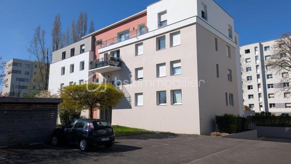 Situé dans une résidence très calme, charmant 2 pièces de 48m² occupé par un locataire jusqu'en novembre 2027
L'appartement a été acheté sous la Loi Robien, loyé plafonné Zone B2

Il se compose d'une entrée avec un wc, d'un grand salon, d'un cuisine équipée, d'une chambre et d'une salle de bain.
Une terrasse ainsi qu'une place de parking viennent compléter ce lot
Locataire en place depuis Novembre 2024, montant du loyer + charges = 677€
