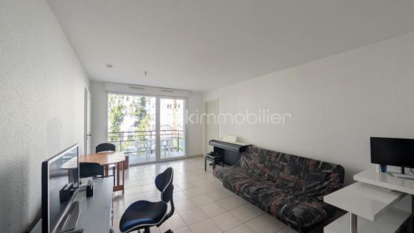 Situé dans une résidence très calme, charmant 2 pièces de 48m² occupé par un locataire jusqu'en novembre 2027
L'appartement a été acheté sous la Loi Robien, loyé plafonné Zone B2

Il se compose d'une entrée avec un wc, d'un grand salon, d'un cuisine équipée, d'une chambre et d'une salle de bain.
Une terrasse ainsi qu'une place de parking viennent compléter ce lot
Locataire en place depuis Novembre 2024, montant du loyer + charges = 677€