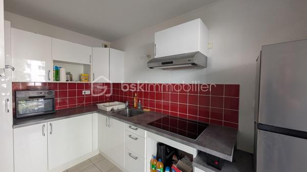 Situé dans une résidence très calme, charmant 2 pièces de 48m² occupé par un locataire jusqu'en novembre 2027
L'appartement a été acheté sous la Loi Robien, loyé plafonné Zone B2

Il se compose d'une entrée avec un wc, d'un grand salon, d'un cuisine équipée, d'une chambre et d'une salle de bain.
Une terrasse ainsi qu'une place de parking viennent compléter ce lot
Locataire en place depuis Novembre 2024, montant du loyer + charges = 677€