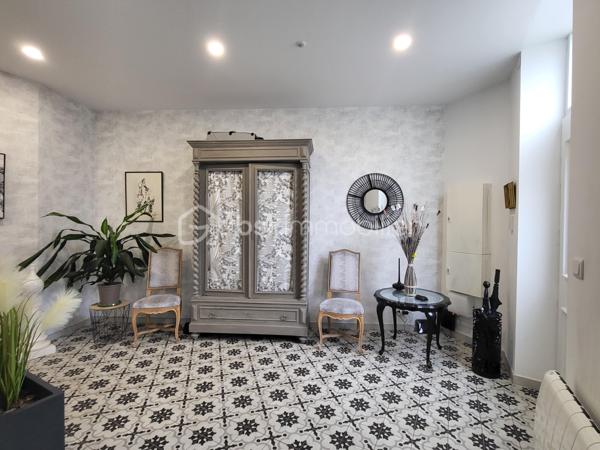 Bienvenue dans cette somptueuse maison de ville, baignée de lumière située en plein cœur d'Agen ! 
Avec ses trois niveaux desservis par un ascenseur intérieur discret, et ses volumes généreux, cette maison de 195 m² entièrement rénovée en 2018 offre un cadre de vie spacieux, fonctionnel et confortable.

Idéal pour un projet profession libérale .

- **Localisation idéale :** Située en hypercentre d'Agen, cette maison bénéficie de tous les avantages de la vie urbaine tout en offrant un environnement calme et résidentiel.
  
- **Caractéristiques principales :**
  - Ascenseur pour un accès facile à tous les niveaux.
  - 4 chambres spacieuses avec placards dont une avec une pièce "dressing" avec la possibilité d'en aménager une 5ème selon vos 
   besoins.
  - Une partie indépendante en RDC avec 2 chambres, une salle d'eau, un wc, une cuisine d'été, une pièce de vie donnant sur une terrasse extérieure. 
  Idéal pour une activité professionnelle, recevoir des amis, de la famille ou tout simplement pour vivre ensemble au quotidien tout en ayant son indépendance.
  - 2 espaces salon /pièce à vivre, salle à manger 
  - Une cuisine lumineuse, tendance et fonctionnelle, aménagée et équipée avec électroménager intégré 
 - 2 Espaces extérieurs (balcon à l'étage et terrasse en Rez-de-chaussée), endroit idéal pour se détendre et profiter des beaux jours 
   grâce au coin barbecue 
  - Cave en sous-sol d'une superficie d'environ 60 m²

- **Caractéristiques techniques :**
  - Systèmes de sécurité complets incluant interphone, visiophone et alarme.
   - Chauffage au gaz de ville et climatisation pour un confort optimal.
  - Cumulus électrique et chaudière au gaz pour une efficacité énergétique accrue.
  - Volets battants électriques pour plus de praticité.
  - Façade et intérieur entièrement rénovés en 2018, offrant un cadre moderne et lumineux.
  - Taxe foncière de seulement 1305 €, facilitant la gestion budgétaire.
  - Raccordée au tout-à-l'égout pour plus de commodité.
  - Aucun travaux à prévoir, prêt à emménager immédiatement.
  - Possibilité de parking à proximité pour un stationnement pratique.
  - DPE C

Ne manquez pas cette opportunité unique d'acquérir une maison alliant confort, modernité et emplacement privilégié. 
Contactez-moi dès aujourd'hui pour organiser une visite !