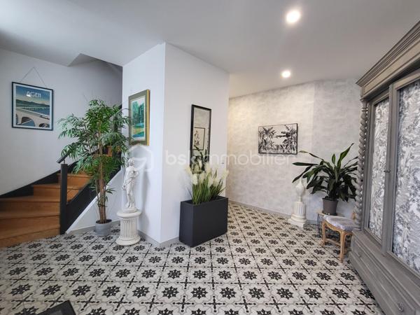 Bienvenue dans cette somptueuse maison de ville, baignée de lumière située en plein cœur d'Agen ! 
Avec ses trois niveaux desservis par un ascenseur intérieur discret, et ses volumes généreux, cette maison de 195 m² entièrement rénovée en 2018 offre un cadre de vie spacieux, fonctionnel et confortable.

Idéal pour un projet profession libérale .

- **Localisation idéale :** Située en hypercentre d'Agen, cette maison bénéficie de tous les avantages de la vie urbaine tout en offrant un environnement calme et résidentiel.
  
- **Caractéristiques principales :**
  - Ascenseur pour un accès facile à tous les niveaux.
  - 4 chambres spacieuses avec placards dont une avec une pièce "dressing" avec la possibilité d'en aménager une 5ème selon vos 
   besoins.
  - Une partie indépendante en RDC avec 2 chambres, une salle d'eau, un wc, une cuisine d'été, une pièce de vie donnant sur une terrasse extérieure. 
  Idéal pour une activité professionnelle, recevoir des amis, de la famille ou tout simplement pour vivre ensemble au quotidien tout en ayant son indépendance.
  - 2 espaces salon /pièce à vivre, salle à manger 
  - Une cuisine lumineuse, tendance et fonctionnelle, aménagée et équipée avec électroménager intégré 
 - 2 Espaces extérieurs (balcon à l'étage et terrasse en Rez-de-chaussée), endroit idéal pour se détendre et profiter des beaux jours 
   grâce au coin barbecue 
  - Cave en sous-sol d'une superficie d'environ 60 m²

- **Caractéristiques techniques :**
  - Systèmes de sécurité complets incluant interphone, visiophone et alarme.
   - Chauffage au gaz de ville et climatisation pour un confort optimal.
  - Cumulus électrique et chaudière au gaz pour une efficacité énergétique accrue.
  - Volets battants électriques pour plus de praticité.
  - Façade et intérieur entièrement rénovés en 2018, offrant un cadre moderne et lumineux.
  - Taxe foncière de seulement 1305 €, facilitant la gestion budgétaire.
  - Raccordée au tout-à-l'égout pour plus de commodité.
  - Aucun travaux à prévoir, prêt à emménager immédiatement.
  - Possibilité de parking à proximité pour un stationnement pratique.
  - DPE C

Ne manquez pas cette opportunité unique d'acquérir une maison alliant confort, modernité et emplacement privilégié. 
Contactez-moi dès aujourd'hui pour organiser une visite !