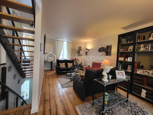 Bienvenue dans cette somptueuse maison de ville, baignée de lumière située en plein cœur d'Agen ! 
Avec ses trois niveaux desservis par un ascenseur intérieur discret, et ses volumes généreux, cette maison de 195 m² entièrement rénovée en 2018 offre un cadre de vie spacieux, fonctionnel et confortable.

Idéal pour un projet profession libérale .

- **Localisation idéale :** Située en hypercentre d'Agen, cette maison bénéficie de tous les avantages de la vie urbaine tout en offrant un environnement calme et résidentiel.
  
- **Caractéristiques principales :**
  - Ascenseur pour un accès facile à tous les niveaux.
  - 4 chambres spacieuses avec placards dont une avec une pièce "dressing" avec la possibilité d'en aménager une 5ème selon vos 
   besoins.
  - Une partie indépendante en RDC avec 2 chambres, une salle d'eau, un wc, une cuisine d'été, une pièce de vie donnant sur une terrasse extérieure. 
  Idéal pour une activité professionnelle, recevoir des amis, de la famille ou tout simplement pour vivre ensemble au quotidien tout en ayant son indépendance.
  - 2 espaces salon /pièce à vivre, salle à manger 
  - Une cuisine lumineuse, tendance et fonctionnelle, aménagée et équipée avec électroménager intégré 
 - 2 Espaces extérieurs (balcon à l'étage et terrasse en Rez-de-chaussée), endroit idéal pour se détendre et profiter des beaux jours 
   grâce au coin barbecue 
  - Cave en sous-sol d'une superficie d'environ 60 m²

- **Caractéristiques techniques :**
  - Systèmes de sécurité complets incluant interphone, visiophone et alarme.
   - Chauffage au gaz de ville et climatisation pour un confort optimal.
  - Cumulus électrique et chaudière au gaz pour une efficacité énergétique accrue.
  - Volets battants électriques pour plus de praticité.
  - Façade et intérieur entièrement rénovés en 2018, offrant un cadre moderne et lumineux.
  - Taxe foncière de seulement 1305 €, facilitant la gestion budgétaire.
  - Raccordée au tout-à-l'égout pour plus de commodité.
  - Aucun travaux à prévoir, prêt à emménager immédiatement.
  - Possibilité de parking à proximité pour un stationnement pratique.
  - DPE C

Ne manquez pas cette opportunité unique d'acquérir une maison alliant confort, modernité et emplacement privilégié. 
Contactez-moi dès aujourd'hui pour organiser une visite !