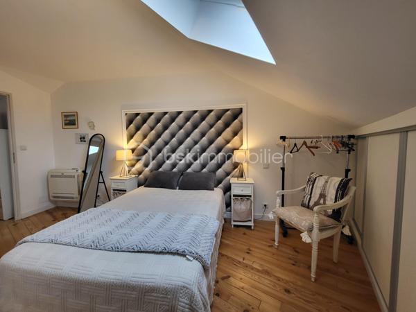 Bienvenue dans cette somptueuse maison de ville, baignée de lumière située en plein cœur d'Agen ! 
Avec ses trois niveaux desservis par un ascenseur intérieur discret, et ses volumes généreux, cette maison de 195 m² entièrement rénovée en 2018 offre un cadre de vie spacieux, fonctionnel et confortable.

Idéal pour un projet profession libérale .

- **Localisation idéale :** Située en hypercentre d'Agen, cette maison bénéficie de tous les avantages de la vie urbaine tout en offrant un environnement calme et résidentiel.
  
- **Caractéristiques principales :**
  - Ascenseur pour un accès facile à tous les niveaux.
  - 4 chambres spacieuses avec placards dont une avec une pièce "dressing" avec la possibilité d'en aménager une 5ème selon vos 
   besoins.
  - Une partie indépendante en RDC avec 2 chambres, une salle d'eau, un wc, une cuisine d'été, une pièce de vie donnant sur une terrasse extérieure. 
  Idéal pour une activité professionnelle, recevoir des amis, de la famille ou tout simplement pour vivre ensemble au quotidien tout en ayant son indépendance.
  - 2 espaces salon /pièce à vivre, salle à manger 
  - Une cuisine lumineuse, tendance et fonctionnelle, aménagée et équipée avec électroménager intégré 
 - 2 Espaces extérieurs (balcon à l'étage et terrasse en Rez-de-chaussée), endroit idéal pour se détendre et profiter des beaux jours 
   grâce au coin barbecue 
  - Cave en sous-sol d'une superficie d'environ 60 m²

- **Caractéristiques techniques :**
  - Systèmes de sécurité complets incluant interphone, visiophone et alarme.
   - Chauffage au gaz de ville et climatisation pour un confort optimal.
  - Cumulus électrique et chaudière au gaz pour une efficacité énergétique accrue.
  - Volets battants électriques pour plus de praticité.
  - Façade et intérieur entièrement rénovés en 2018, offrant un cadre moderne et lumineux.
  - Taxe foncière de seulement 1305 €, facilitant la gestion budgétaire.
  - Raccordée au tout-à-l'égout pour plus de commodité.
  - Aucun travaux à prévoir, prêt à emménager immédiatement.
  - Possibilité de parking à proximité pour un stationnement pratique.
  - DPE C

Ne manquez pas cette opportunité unique d'acquérir une maison alliant confort, modernité et emplacement privilégié. 
Contactez-moi dès aujourd'hui pour organiser une visite !