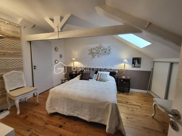 Bienvenue dans cette somptueuse maison de ville, baignée de lumière située en plein cœur d'Agen ! 
Avec ses trois niveaux desservis par un ascenseur intérieur discret, et ses volumes généreux, cette maison de 195 m² entièrement rénovée en 2018 offre un cadre de vie spacieux, fonctionnel et confortable.

Idéal pour un projet profession libérale .

- **Localisation idéale :** Située en hypercentre d'Agen, cette maison bénéficie de tous les avantages de la vie urbaine tout en offrant un environnement calme et résidentiel.
  
- **Caractéristiques principales :**
  - Ascenseur pour un accès facile à tous les niveaux.
  - 4 chambres spacieuses avec placards dont une avec une pièce "dressing" avec la possibilité d'en aménager une 5ème selon vos 
   besoins.
  - Une partie indépendante en RDC avec 2 chambres, une salle d'eau, un wc, une cuisine d'été, une pièce de vie donnant sur une terrasse extérieure. 
  Idéal pour une activité professionnelle, recevoir des amis, de la famille ou tout simplement pour vivre ensemble au quotidien tout en ayant son indépendance.
  - 2 espaces salon /pièce à vivre, salle à manger 
  - Une cuisine lumineuse, tendance et fonctionnelle, aménagée et équipée avec électroménager intégré 
 - 2 Espaces extérieurs (balcon à l'étage et terrasse en Rez-de-chaussée), endroit idéal pour se détendre et profiter des beaux jours 
   grâce au coin barbecue 
  - Cave en sous-sol d'une superficie d'environ 60 m²

- **Caractéristiques techniques :**
  - Systèmes de sécurité complets incluant interphone, visiophone et alarme.
   - Chauffage au gaz de ville et climatisation pour un confort optimal.
  - Cumulus électrique et chaudière au gaz pour une efficacité énergétique accrue.
  - Volets battants électriques pour plus de praticité.
  - Façade et intérieur entièrement rénovés en 2018, offrant un cadre moderne et lumineux.
  - Taxe foncière de seulement 1305 €, facilitant la gestion budgétaire.
  - Raccordée au tout-à-l'égout pour plus de commodité.
  - Aucun travaux à prévoir, prêt à emménager immédiatement.
  - Possibilité de parking à proximité pour un stationnement pratique.
  - DPE C

Ne manquez pas cette opportunité unique d'acquérir une maison alliant confort, modernité et emplacement privilégié. 
Contactez-moi dès aujourd'hui pour organiser une visite !