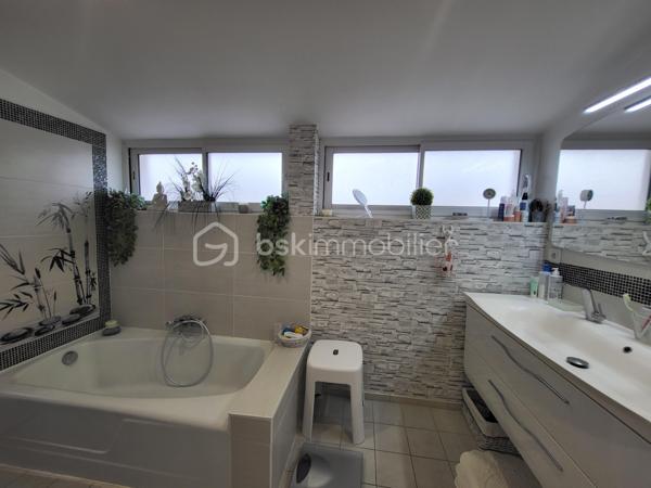 Bienvenue dans cette somptueuse maison de ville, baignée de lumière située en plein cœur d'Agen ! 
Avec ses trois niveaux desservis par un ascenseur intérieur discret, et ses volumes généreux, cette maison de 195 m² entièrement rénovée en 2018 offre un cadre de vie spacieux, fonctionnel et confortable.

Idéal pour un projet profession libérale .

- **Localisation idéale :** Située en hypercentre d'Agen, cette maison bénéficie de tous les avantages de la vie urbaine tout en offrant un environnement calme et résidentiel.
  
- **Caractéristiques principales :**
  - Ascenseur pour un accès facile à tous les niveaux.
  - 4 chambres spacieuses avec placards dont une avec une pièce "dressing" avec la possibilité d'en aménager une 5ème selon vos 
   besoins.
  - Une partie indépendante en RDC avec 2 chambres, une salle d'eau, un wc, une cuisine d'été, une pièce de vie donnant sur une terrasse extérieure. 
  Idéal pour une activité professionnelle, recevoir des amis, de la famille ou tout simplement pour vivre ensemble au quotidien tout en ayant son indépendance.
  - 2 espaces salon /pièce à vivre, salle à manger 
  - Une cuisine lumineuse, tendance et fonctionnelle, aménagée et équipée avec électroménager intégré 
 - 2 Espaces extérieurs (balcon à l'étage et terrasse en Rez-de-chaussée), endroit idéal pour se détendre et profiter des beaux jours 
   grâce au coin barbecue 
  - Cave en sous-sol d'une superficie d'environ 60 m²

- **Caractéristiques techniques :**
  - Systèmes de sécurité complets incluant interphone, visiophone et alarme.
   - Chauffage au gaz de ville et climatisation pour un confort optimal.
  - Cumulus électrique et chaudière au gaz pour une efficacité énergétique accrue.
  - Volets battants électriques pour plus de praticité.
  - Façade et intérieur entièrement rénovés en 2018, offrant un cadre moderne et lumineux.
  - Taxe foncière de seulement 1305 €, facilitant la gestion budgétaire.
  - Raccordée au tout-à-l'égout pour plus de commodité.
  - Aucun travaux à prévoir, prêt à emménager immédiatement.
  - Possibilité de parking à proximité pour un stationnement pratique.
  - DPE C

Ne manquez pas cette opportunité unique d'acquérir une maison alliant confort, modernité et emplacement privilégié. 
Contactez-moi dès aujourd'hui pour organiser une visite !