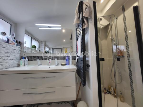 Bienvenue dans cette somptueuse maison de ville, baignée de lumière située en plein cœur d'Agen ! 
Avec ses trois niveaux desservis par un ascenseur intérieur discret, et ses volumes généreux, cette maison de 195 m² entièrement rénovée en 2018 offre un cadre de vie spacieux, fonctionnel et confortable.

Idéal pour un projet profession libérale .

- **Localisation idéale :** Située en hypercentre d'Agen, cette maison bénéficie de tous les avantages de la vie urbaine tout en offrant un environnement calme et résidentiel.
  
- **Caractéristiques principales :**
  - Ascenseur pour un accès facile à tous les niveaux.
  - 4 chambres spacieuses avec placards dont une avec une pièce "dressing" avec la possibilité d'en aménager une 5ème selon vos 
   besoins.
  - Une partie indépendante en RDC avec 2 chambres, une salle d'eau, un wc, une cuisine d'été, une pièce de vie donnant sur une terrasse extérieure. 
  Idéal pour une activité professionnelle, recevoir des amis, de la famille ou tout simplement pour vivre ensemble au quotidien tout en ayant son indépendance.
  - 2 espaces salon /pièce à vivre, salle à manger 
  - Une cuisine lumineuse, tendance et fonctionnelle, aménagée et équipée avec électroménager intégré 
 - 2 Espaces extérieurs (balcon à l'étage et terrasse en Rez-de-chaussée), endroit idéal pour se détendre et profiter des beaux jours 
   grâce au coin barbecue 
  - Cave en sous-sol d'une superficie d'environ 60 m²

- **Caractéristiques techniques :**
  - Systèmes de sécurité complets incluant interphone, visiophone et alarme.
   - Chauffage au gaz de ville et climatisation pour un confort optimal.
  - Cumulus électrique et chaudière au gaz pour une efficacité énergétique accrue.
  - Volets battants électriques pour plus de praticité.
  - Façade et intérieur entièrement rénovés en 2018, offrant un cadre moderne et lumineux.
  - Taxe foncière de seulement 1305 €, facilitant la gestion budgétaire.
  - Raccordée au tout-à-l'égout pour plus de commodité.
  - Aucun travaux à prévoir, prêt à emménager immédiatement.
  - Possibilité de parking à proximité pour un stationnement pratique.
  - DPE C

Ne manquez pas cette opportunité unique d'acquérir une maison alliant confort, modernité et emplacement privilégié. 
Contactez-moi dès aujourd'hui pour organiser une visite !