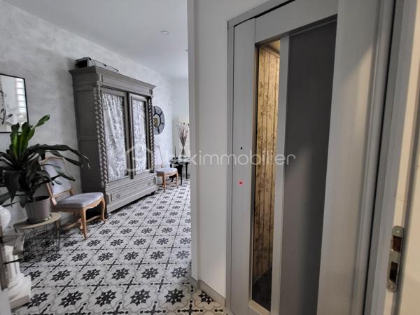 Bienvenue dans cette somptueuse maison de ville, baignée de lumière située en plein cœur d'Agen ! 
Avec ses trois niveaux desservis par un ascenseur intérieur discret, et ses volumes généreux, cette maison de 195 m² entièrement rénovée en 2018 offre un cadre de vie spacieux, fonctionnel et confortable.

Idéal pour un projet profession libérale .

- **Localisation idéale :** Située en hypercentre d'Agen, cette maison bénéficie de tous les avantages de la vie urbaine tout en offrant un environnement calme et résidentiel.
  
- **Caractéristiques principales :**
  - Ascenseur pour un accès facile à tous les niveaux.
  - 4 chambres spacieuses avec placards dont une avec une pièce "dressing" avec la possibilité d'en aménager une 5ème selon vos 
   besoins.
  - Une partie indépendante en RDC avec 2 chambres, une salle d'eau, un wc, une cuisine d'été, une pièce de vie donnant sur une terrasse extérieure. 
  Idéal pour une activité professionnelle, recevoir des amis, de la famille ou tout simplement pour vivre ensemble au quotidien tout en ayant son indépendance.
  - 2 espaces salon /pièce à vivre, salle à manger 
  - Une cuisine lumineuse, tendance et fonctionnelle, aménagée et équipée avec électroménager intégré 
 - 2 Espaces extérieurs (balcon à l'étage et terrasse en Rez-de-chaussée), endroit idéal pour se détendre et profiter des beaux jours 
   grâce au coin barbecue 
  - Cave en sous-sol d'une superficie d'environ 60 m²

- **Caractéristiques techniques :**
  - Systèmes de sécurité complets incluant interphone, visiophone et alarme.
   - Chauffage au gaz de ville et climatisation pour un confort optimal.
  - Cumulus électrique et chaudière au gaz pour une efficacité énergétique accrue.
  - Volets battants électriques pour plus de praticité.
  - Façade et intérieur entièrement rénovés en 2018, offrant un cadre moderne et lumineux.
  - Taxe foncière de seulement 1305 €, facilitant la gestion budgétaire.
  - Raccordée au tout-à-l'égout pour plus de commodité.
  - Aucun travaux à prévoir, prêt à emménager immédiatement.
  - Possibilité de parking à proximité pour un stationnement pratique.
  - DPE C

Ne manquez pas cette opportunité unique d'acquérir une maison alliant confort, modernité et emplacement privilégié. 
Contactez-moi dès aujourd'hui pour organiser une visite !