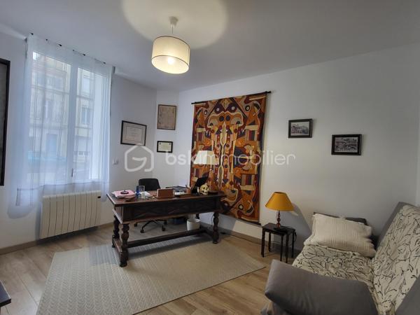 Bienvenue dans cette somptueuse maison de ville, baignée de lumière située en plein cœur d'Agen ! 
Avec ses trois niveaux desservis par un ascenseur intérieur discret, et ses volumes généreux, cette maison de 195 m² entièrement rénovée en 2018 offre un cadre de vie spacieux, fonctionnel et confortable.

Idéal pour un projet profession libérale .

- **Localisation idéale :** Située en hypercentre d'Agen, cette maison bénéficie de tous les avantages de la vie urbaine tout en offrant un environnement calme et résidentiel.
  
- **Caractéristiques principales :**
  - Ascenseur pour un accès facile à tous les niveaux.
  - 4 chambres spacieuses avec placards dont une avec une pièce "dressing" avec la possibilité d'en aménager une 5ème selon vos 
   besoins.
  - Une partie indépendante en RDC avec 2 chambres, une salle d'eau, un wc, une cuisine d'été, une pièce de vie donnant sur une terrasse extérieure. 
  Idéal pour une activité professionnelle, recevoir des amis, de la famille ou tout simplement pour vivre ensemble au quotidien tout en ayant son indépendance.
  - 2 espaces salon /pièce à vivre, salle à manger 
  - Une cuisine lumineuse, tendance et fonctionnelle, aménagée et équipée avec électroménager intégré 
 - 2 Espaces extérieurs (balcon à l'étage et terrasse en Rez-de-chaussée), endroit idéal pour se détendre et profiter des beaux jours 
   grâce au coin barbecue 
  - Cave en sous-sol d'une superficie d'environ 60 m²

- **Caractéristiques techniques :**
  - Systèmes de sécurité complets incluant interphone, visiophone et alarme.
   - Chauffage au gaz de ville et climatisation pour un confort optimal.
  - Cumulus électrique et chaudière au gaz pour une efficacité énergétique accrue.
  - Volets battants électriques pour plus de praticité.
  - Façade et intérieur entièrement rénovés en 2018, offrant un cadre moderne et lumineux.
  - Taxe foncière de seulement 1305 €, facilitant la gestion budgétaire.
  - Raccordée au tout-à-l'égout pour plus de commodité.
  - Aucun travaux à prévoir, prêt à emménager immédiatement.
  - Possibilité de parking à proximité pour un stationnement pratique.
  - DPE C

Ne manquez pas cette opportunité unique d'acquérir une maison alliant confort, modernité et emplacement privilégié. 
Contactez-moi dès aujourd'hui pour organiser une visite !