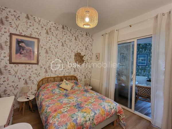 Bienvenue dans cette somptueuse maison de ville, baignée de lumière située en plein cœur d'Agen ! 
Avec ses trois niveaux desservis par un ascenseur intérieur discret, et ses volumes généreux, cette maison de 195 m² entièrement rénovée en 2018 offre un cadre de vie spacieux, fonctionnel et confortable.

Idéal pour un projet profession libérale .

- **Localisation idéale :** Située en hypercentre d'Agen, cette maison bénéficie de tous les avantages de la vie urbaine tout en offrant un environnement calme et résidentiel.
  
- **Caractéristiques principales :**
  - Ascenseur pour un accès facile à tous les niveaux.
  - 4 chambres spacieuses avec placards dont une avec une pièce "dressing" avec la possibilité d'en aménager une 5ème selon vos 
   besoins.
  - Une partie indépendante en RDC avec 2 chambres, une salle d'eau, un wc, une cuisine d'été, une pièce de vie donnant sur une terrasse extérieure. 
  Idéal pour une activité professionnelle, recevoir des amis, de la famille ou tout simplement pour vivre ensemble au quotidien tout en ayant son indépendance.
  - 2 espaces salon /pièce à vivre, salle à manger 
  - Une cuisine lumineuse, tendance et fonctionnelle, aménagée et équipée avec électroménager intégré 
 - 2 Espaces extérieurs (balcon à l'étage et terrasse en Rez-de-chaussée), endroit idéal pour se détendre et profiter des beaux jours 
   grâce au coin barbecue 
  - Cave en sous-sol d'une superficie d'environ 60 m²

- **Caractéristiques techniques :**
  - Systèmes de sécurité complets incluant interphone, visiophone et alarme.
   - Chauffage au gaz de ville et climatisation pour un confort optimal.
  - Cumulus électrique et chaudière au gaz pour une efficacité énergétique accrue.
  - Volets battants électriques pour plus de praticité.
  - Façade et intérieur entièrement rénovés en 2018, offrant un cadre moderne et lumineux.
  - Taxe foncière de seulement 1305 €, facilitant la gestion budgétaire.
  - Raccordée au tout-à-l'égout pour plus de commodité.
  - Aucun travaux à prévoir, prêt à emménager immédiatement.
  - Possibilité de parking à proximité pour un stationnement pratique.
  - DPE C

Ne manquez pas cette opportunité unique d'acquérir une maison alliant confort, modernité et emplacement privilégié. 
Contactez-moi dès aujourd'hui pour organiser une visite !