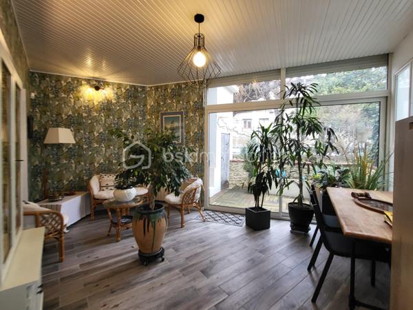 Bienvenue dans cette somptueuse maison de ville, baignée de lumière située en plein cœur d'Agen ! 
Avec ses trois niveaux desservis par un ascenseur intérieur discret, et ses volumes généreux, cette maison de 195 m² entièrement rénovée en 2018 offre un cadre de vie spacieux, fonctionnel et confortable.

Idéal pour un projet profession libérale .

- **Localisation idéale :** Située en hypercentre d'Agen, cette maison bénéficie de tous les avantages de la vie urbaine tout en offrant un environnement calme et résidentiel.
  
- **Caractéristiques principales :**
  - Ascenseur pour un accès facile à tous les niveaux.
  - 4 chambres spacieuses avec placards dont une avec une pièce "dressing" avec la possibilité d'en aménager une 5ème selon vos 
   besoins.
  - Une partie indépendante en RDC avec 2 chambres, une salle d'eau, un wc, une cuisine d'été, une pièce de vie donnant sur une terrasse extérieure. 
  Idéal pour une activité professionnelle, recevoir des amis, de la famille ou tout simplement pour vivre ensemble au quotidien tout en ayant son indépendance.
  - 2 espaces salon /pièce à vivre, salle à manger 
  - Une cuisine lumineuse, tendance et fonctionnelle, aménagée et équipée avec électroménager intégré 
 - 2 Espaces extérieurs (balcon à l'étage et terrasse en Rez-de-chaussée), endroit idéal pour se détendre et profiter des beaux jours 
   grâce au coin barbecue 
  - Cave en sous-sol d'une superficie d'environ 60 m²

- **Caractéristiques techniques :**
  - Systèmes de sécurité complets incluant interphone, visiophone et alarme.
   - Chauffage au gaz de ville et climatisation pour un confort optimal.
  - Cumulus électrique et chaudière au gaz pour une efficacité énergétique accrue.
  - Volets battants électriques pour plus de praticité.
  - Façade et intérieur entièrement rénovés en 2018, offrant un cadre moderne et lumineux.
  - Taxe foncière de seulement 1305 €, facilitant la gestion budgétaire.
  - Raccordée au tout-à-l'égout pour plus de commodité.
  - Aucun travaux à prévoir, prêt à emménager immédiatement.
  - Possibilité de parking à proximité pour un stationnement pratique.
  - DPE C

Ne manquez pas cette opportunité unique d'acquérir une maison alliant confort, modernité et emplacement privilégié. 
Contactez-moi dès aujourd'hui pour organiser une visite !