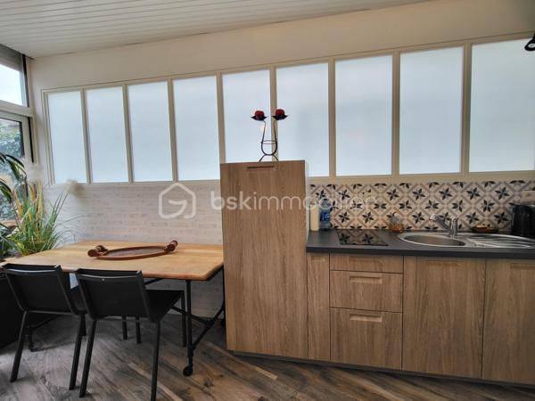 Bienvenue dans cette somptueuse maison de ville, baignée de lumière située en plein cœur d'Agen ! 
Avec ses trois niveaux desservis par un ascenseur intérieur discret, et ses volumes généreux, cette maison de 195 m² entièrement rénovée en 2018 offre un cadre de vie spacieux, fonctionnel et confortable.

Idéal pour un projet profession libérale .

- **Localisation idéale :** Située en hypercentre d'Agen, cette maison bénéficie de tous les avantages de la vie urbaine tout en offrant un environnement calme et résidentiel.
  
- **Caractéristiques principales :**
  - Ascenseur pour un accès facile à tous les niveaux.
  - 4 chambres spacieuses avec placards dont une avec une pièce "dressing" avec la possibilité d'en aménager une 5ème selon vos 
   besoins.
  - Une partie indépendante en RDC avec 2 chambres, une salle d'eau, un wc, une cuisine d'été, une pièce de vie donnant sur une terrasse extérieure. 
  Idéal pour une activité professionnelle, recevoir des amis, de la famille ou tout simplement pour vivre ensemble au quotidien tout en ayant son indépendance.
  - 2 espaces salon /pièce à vivre, salle à manger 
  - Une cuisine lumineuse, tendance et fonctionnelle, aménagée et équipée avec électroménager intégré 
 - 2 Espaces extérieurs (balcon à l'étage et terrasse en Rez-de-chaussée), endroit idéal pour se détendre et profiter des beaux jours 
   grâce au coin barbecue 
  - Cave en sous-sol d'une superficie d'environ 60 m²

- **Caractéristiques techniques :**
  - Systèmes de sécurité complets incluant interphone, visiophone et alarme.
   - Chauffage au gaz de ville et climatisation pour un confort optimal.
  - Cumulus électrique et chaudière au gaz pour une efficacité énergétique accrue.
  - Volets battants électriques pour plus de praticité.
  - Façade et intérieur entièrement rénovés en 2018, offrant un cadre moderne et lumineux.
  - Taxe foncière de seulement 1305 €, facilitant la gestion budgétaire.
  - Raccordée au tout-à-l'égout pour plus de commodité.
  - Aucun travaux à prévoir, prêt à emménager immédiatement.
  - Possibilité de parking à proximité pour un stationnement pratique.
  - DPE C

Ne manquez pas cette opportunité unique d'acquérir une maison alliant confort, modernité et emplacement privilégié. 
Contactez-moi dès aujourd'hui pour organiser une visite !