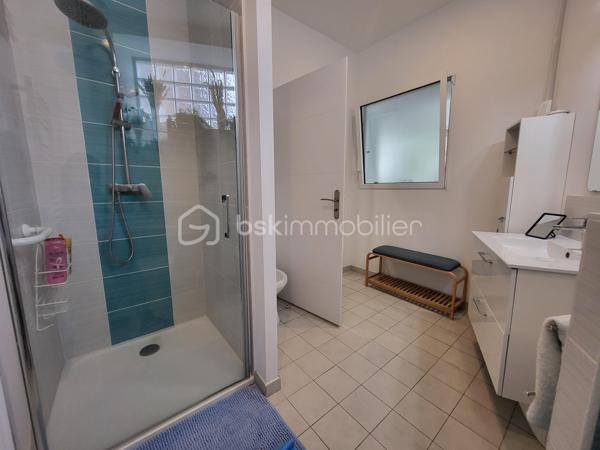 Bienvenue dans cette somptueuse maison de ville, baignée de lumière située en plein cœur d'Agen ! 
Avec ses trois niveaux desservis par un ascenseur intérieur discret, et ses volumes généreux, cette maison de 195 m² entièrement rénovée en 2018 offre un cadre de vie spacieux, fonctionnel et confortable.

Idéal pour un projet profession libérale .

- **Localisation idéale :** Située en hypercentre d'Agen, cette maison bénéficie de tous les avantages de la vie urbaine tout en offrant un environnement calme et résidentiel.
  
- **Caractéristiques principales :**
  - Ascenseur pour un accès facile à tous les niveaux.
  - 4 chambres spacieuses avec placards dont une avec une pièce "dressing" avec la possibilité d'en aménager une 5ème selon vos 
   besoins.
  - Une partie indépendante en RDC avec 2 chambres, une salle d'eau, un wc, une cuisine d'été, une pièce de vie donnant sur une terrasse extérieure. 
  Idéal pour une activité professionnelle, recevoir des amis, de la famille ou tout simplement pour vivre ensemble au quotidien tout en ayant son indépendance.
  - 2 espaces salon /pièce à vivre, salle à manger 
  - Une cuisine lumineuse, tendance et fonctionnelle, aménagée et équipée avec électroménager intégré 
 - 2 Espaces extérieurs (balcon à l'étage et terrasse en Rez-de-chaussée), endroit idéal pour se détendre et profiter des beaux jours 
   grâce au coin barbecue 
  - Cave en sous-sol d'une superficie d'environ 60 m²

- **Caractéristiques techniques :**
  - Systèmes de sécurité complets incluant interphone, visiophone et alarme.
   - Chauffage au gaz de ville et climatisation pour un confort optimal.
  - Cumulus électrique et chaudière au gaz pour une efficacité énergétique accrue.
  - Volets battants électriques pour plus de praticité.
  - Façade et intérieur entièrement rénovés en 2018, offrant un cadre moderne et lumineux.
  - Taxe foncière de seulement 1305 €, facilitant la gestion budgétaire.
  - Raccordée au tout-à-l'égout pour plus de commodité.
  - Aucun travaux à prévoir, prêt à emménager immédiatement.
  - Possibilité de parking à proximité pour un stationnement pratique.
  - DPE C

Ne manquez pas cette opportunité unique d'acquérir une maison alliant confort, modernité et emplacement privilégié. 
Contactez-moi dès aujourd'hui pour organiser une visite !