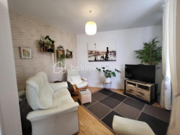 Bienvenue dans cette somptueuse maison de ville, baignée de lumière située en plein cœur d'Agen ! 
Avec ses trois niveaux desservis par un ascenseur intérieur discret, et ses volumes généreux, cette maison de 195 m² entièrement rénovée en 2018 offre un cadre de vie spacieux, fonctionnel et confortable.

Idéal pour un projet profession libérale .

- **Localisation idéale :** Située en hypercentre d'Agen, cette maison bénéficie de tous les avantages de la vie urbaine tout en offrant un environnement calme et résidentiel.
  
- **Caractéristiques principales :**
  - Ascenseur pour un accès facile à tous les niveaux.
  - 4 chambres spacieuses avec placards dont une avec une pièce "dressing" avec la possibilité d'en aménager une 5ème selon vos 
   besoins.
  - Une partie indépendante en RDC avec 2 chambres, une salle d'eau, un wc, une cuisine d'été, une pièce de vie donnant sur une terrasse extérieure. 
  Idéal pour une activité professionnelle, recevoir des amis, de la famille ou tout simplement pour vivre ensemble au quotidien tout en ayant son indépendance.
  - 2 espaces salon /pièce à vivre, salle à manger 
  - Une cuisine lumineuse, tendance et fonctionnelle, aménagée et équipée avec électroménager intégré 
 - 2 Espaces extérieurs (balcon à l'étage et terrasse en Rez-de-chaussée), endroit idéal pour se détendre et profiter des beaux jours 
   grâce au coin barbecue 
  - Cave en sous-sol d'une superficie d'environ 60 m²

- **Caractéristiques techniques :**
  - Systèmes de sécurité complets incluant interphone, visiophone et alarme.
   - Chauffage au gaz de ville et climatisation pour un confort optimal.
  - Cumulus électrique et chaudière au gaz pour une efficacité énergétique accrue.
  - Volets battants électriques pour plus de praticité.
  - Façade et intérieur entièrement rénovés en 2018, offrant un cadre moderne et lumineux.
  - Taxe foncière de seulement 1305 €, facilitant la gestion budgétaire.
  - Raccordée au tout-à-l'égout pour plus de commodité.
  - Aucun travaux à prévoir, prêt à emménager immédiatement.
  - Possibilité de parking à proximité pour un stationnement pratique.
  - DPE C

Ne manquez pas cette opportunité unique d'acquérir une maison alliant confort, modernité et emplacement privilégié. 
Contactez-moi dès aujourd'hui pour organiser une visite !