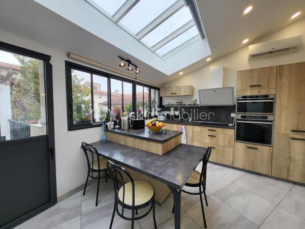 Bienvenue dans cette somptueuse maison de ville, baignée de lumière située en plein cœur d'Agen ! 
Avec ses trois niveaux desservis par un ascenseur intérieur discret, et ses volumes généreux, cette maison de 195 m² entièrement rénovée en 2018 offre un cadre de vie spacieux, fonctionnel et confortable.

Idéal pour un projet profession libérale .

- **Localisation idéale :** Située en hypercentre d'Agen, cette maison bénéficie de tous les avantages de la vie urbaine tout en offrant un environnement calme et résidentiel.
  
- **Caractéristiques principales :**
  - Ascenseur pour un accès facile à tous les niveaux.
  - 4 chambres spacieuses avec placards dont une avec une pièce "dressing" avec la possibilité d'en aménager une 5ème selon vos 
   besoins.
  - Une partie indépendante en RDC avec 2 chambres, une salle d'eau, un wc, une cuisine d'été, une pièce de vie donnant sur une terrasse extérieure. 
  Idéal pour une activité professionnelle, recevoir des amis, de la famille ou tout simplement pour vivre ensemble au quotidien tout en ayant son indépendance.
  - 2 espaces salon /pièce à vivre, salle à manger 
  - Une cuisine lumineuse, tendance et fonctionnelle, aménagée et équipée avec électroménager intégré 
 - 2 Espaces extérieurs (balcon à l'étage et terrasse en Rez-de-chaussée), endroit idéal pour se détendre et profiter des beaux jours 
   grâce au coin barbecue 
  - Cave en sous-sol d'une superficie d'environ 60 m²

- **Caractéristiques techniques :**
  - Systèmes de sécurité complets incluant interphone, visiophone et alarme.
   - Chauffage au gaz de ville et climatisation pour un confort optimal.
  - Cumulus électrique et chaudière au gaz pour une efficacité énergétique accrue.
  - Volets battants électriques pour plus de praticité.
  - Façade et intérieur entièrement rénovés en 2018, offrant un cadre moderne et lumineux.
  - Taxe foncière de seulement 1305 €, facilitant la gestion budgétaire.
  - Raccordée au tout-à-l'égout pour plus de commodité.
  - Aucun travaux à prévoir, prêt à emménager immédiatement.
  - Possibilité de parking à proximité pour un stationnement pratique.
  - DPE C

Ne manquez pas cette opportunité unique d'acquérir une maison alliant confort, modernité et emplacement privilégié. 
Contactez-moi dès aujourd'hui pour organiser une visite !