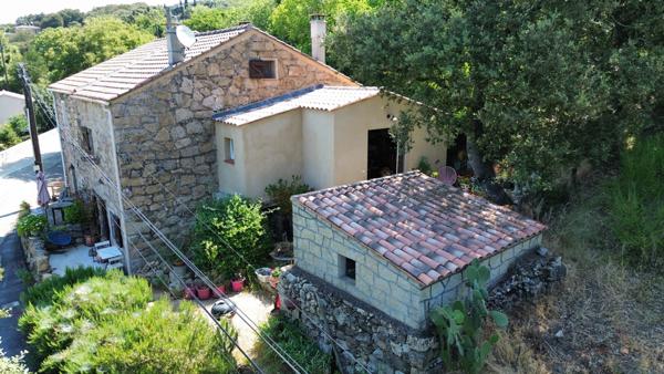 Maison de village authentique avec jardin à Bilia – 114 m² sur 3 niveaux Bilia (20100)