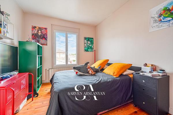 Une maison d’architecte à 500 m du métro, où l’élégance rencontre l’art de vivre.