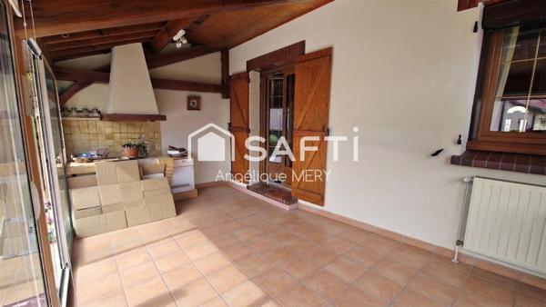 Maison familiale avec jardin arboré, véranda chauffée et chambre de plain-pied