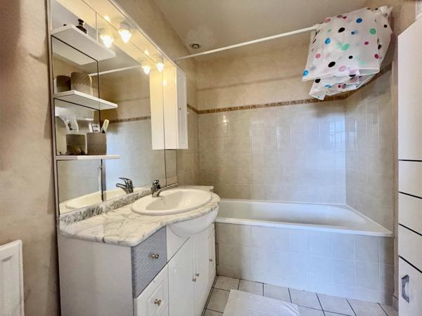 maison 5 pièces-4 chambres-garage-jardin avec cabanon