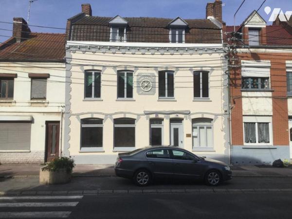 Immeuble comprenant 2 apts et 2 locaux à usage de bureaux