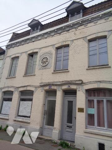 Immeuble comprenant 2 apts et 2 locaux à usage de bureaux