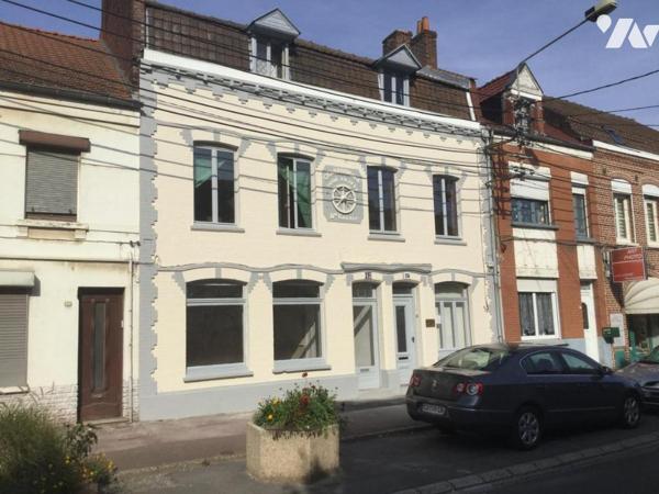 Immeuble comprenant 2 apts et 2 locaux à usage de bureaux