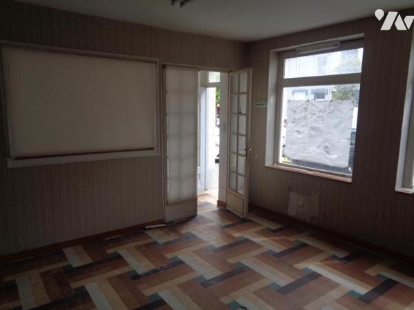 Immeuble comprenant 2 apts et 2 locaux à usage de bureaux