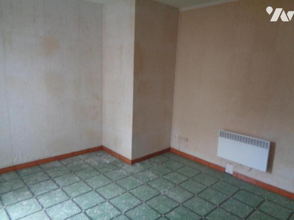 Immeuble comprenant 2 apts et 2 locaux à usage de bureaux