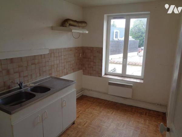 Immeuble comprenant 2 apts et 2 locaux à usage de bureaux