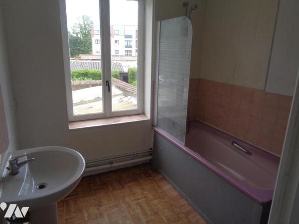 Immeuble comprenant 2 apts et 2 locaux à usage de bureaux