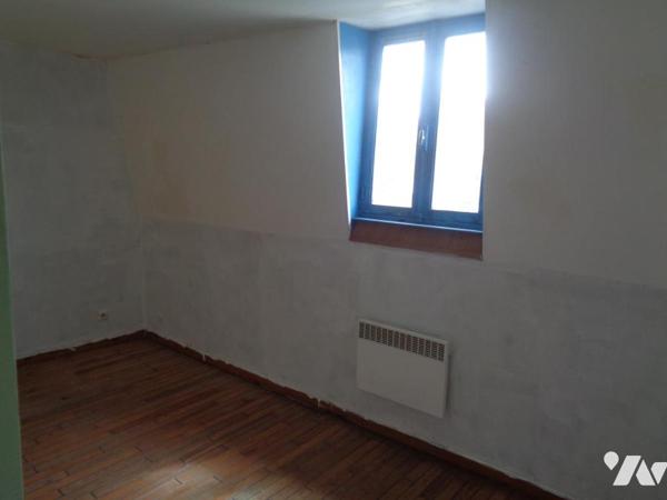 Immeuble comprenant 2 apts et 2 locaux à usage de bureaux