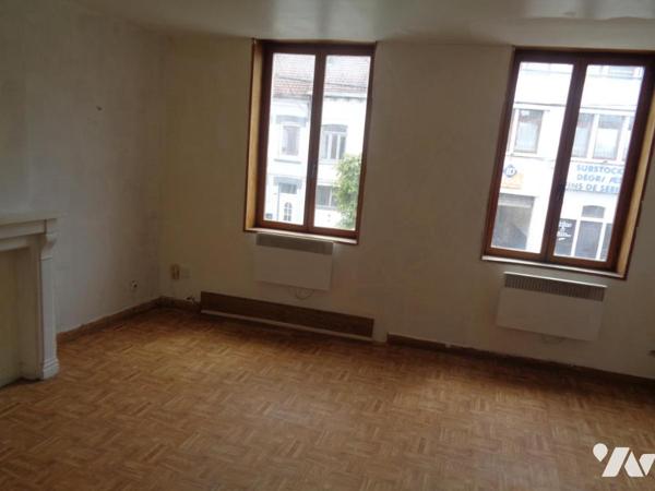 Immeuble comprenant 2 apts et 2 locaux à usage de bureaux