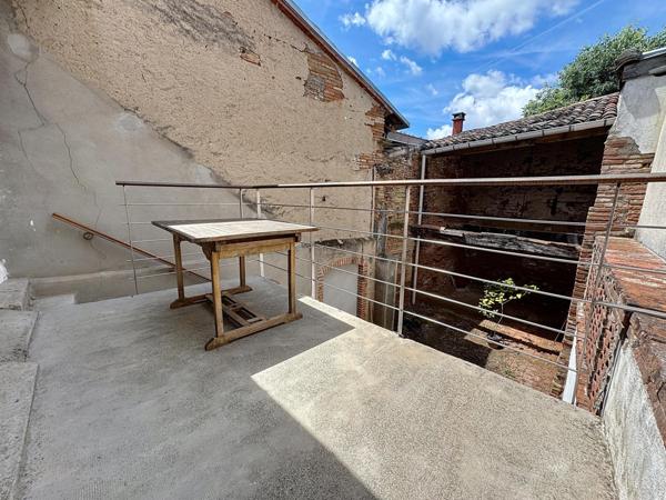Maison de ville rénovée, terrasse, cour et garage
