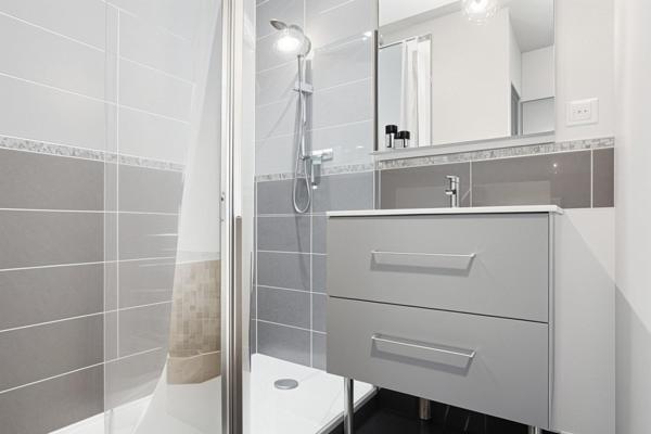 Maison de ville rénovée, terrasse, cour et garage