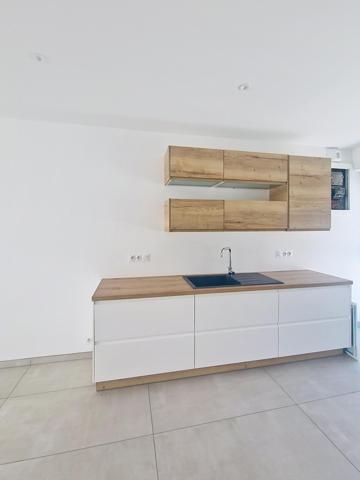 Maison entièrement rénovée avec 3 chambres, 1 bureau, terrasse et jardin aux portes des frontières !