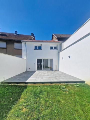 Maison entièrement rénovée avec 3 chambres, 1 bureau, terrasse et jardin aux portes des frontières !